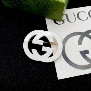 Gucci Interlocking G Silicone Brooch In Gold/White